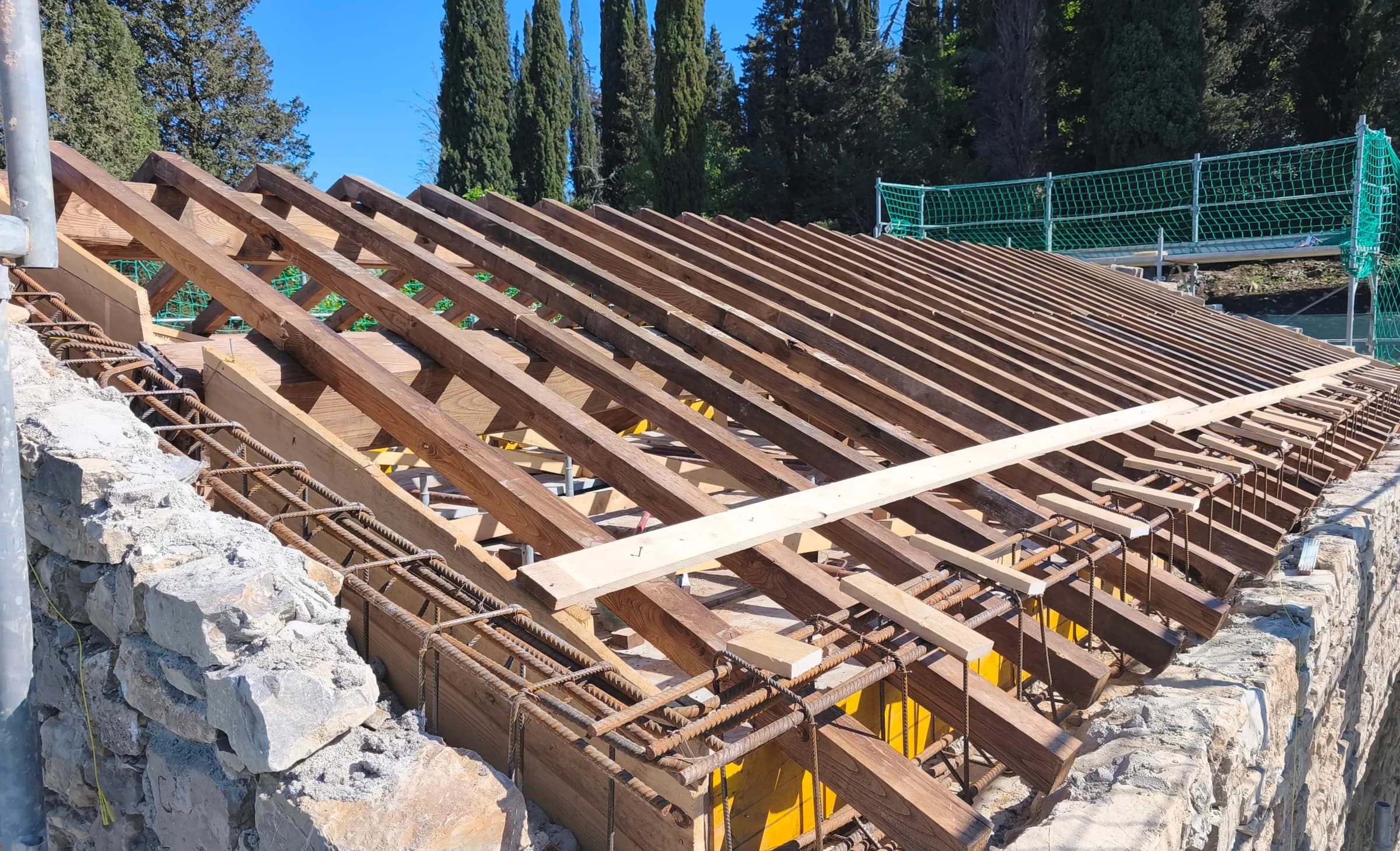 Nuova orditura in legno della copertura tra i cipressi