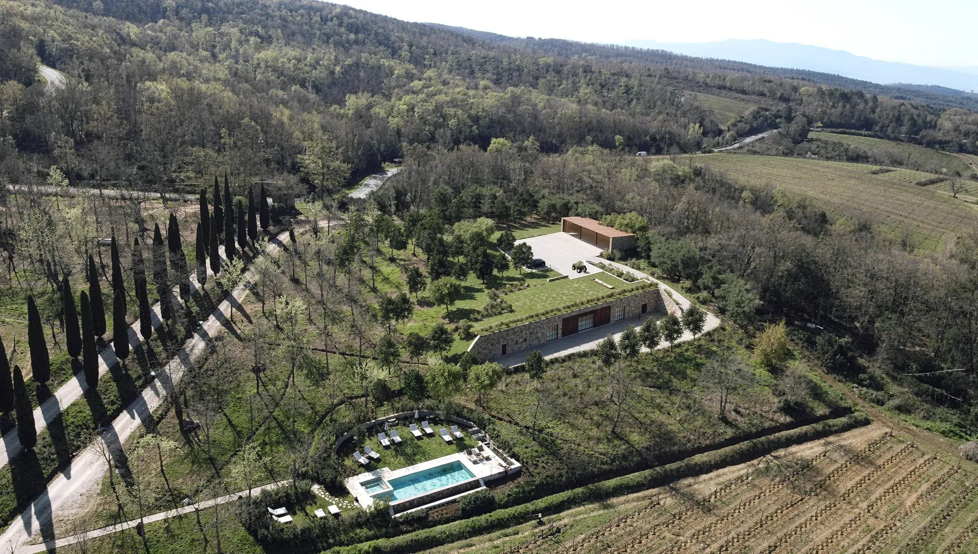 Render della Cantina Le Prata vista dall'alto, tra vigneti e cipressi