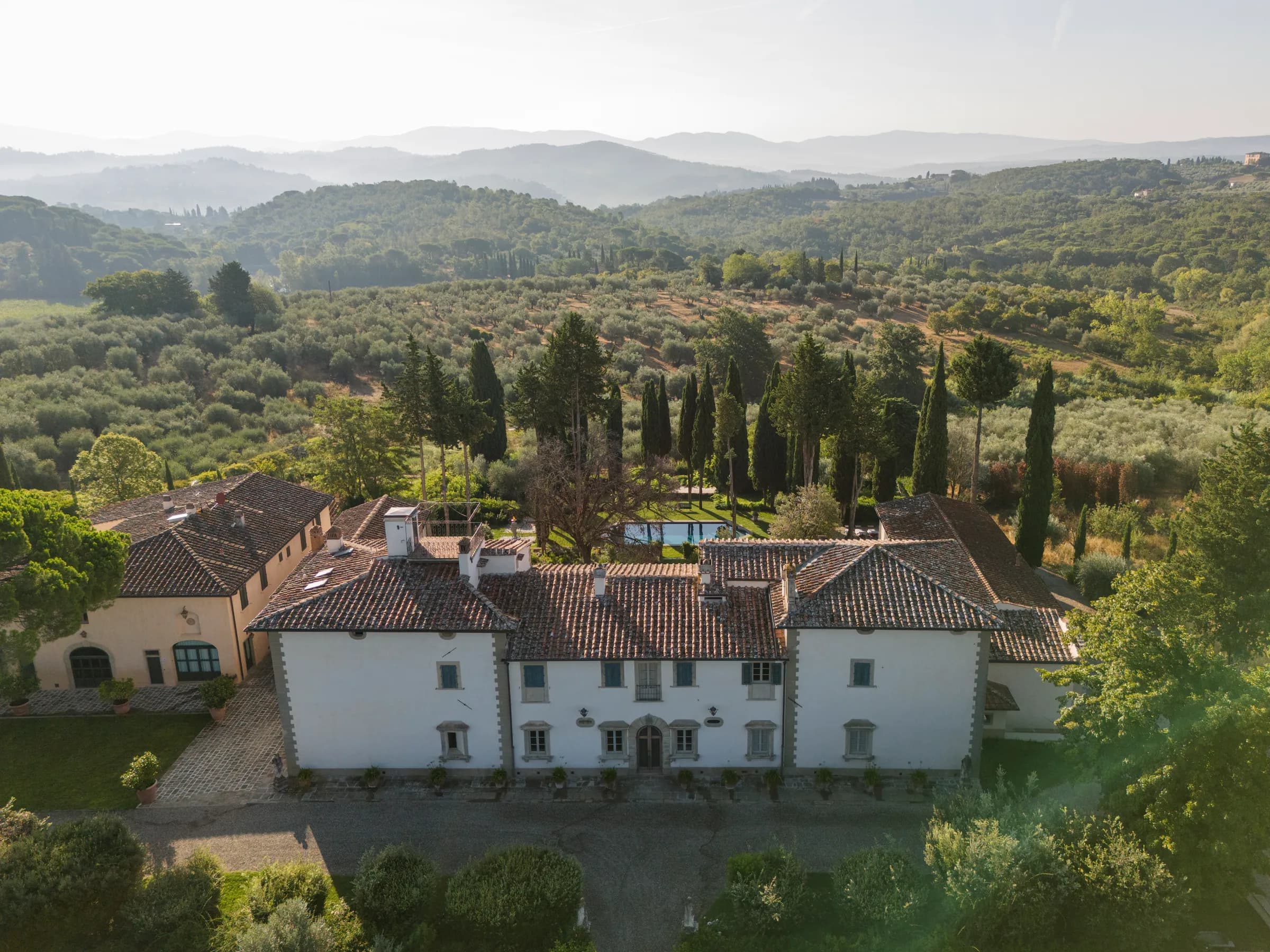 La Villa e gli edifici del complesso visti dall'alto, con il viale di cipressi