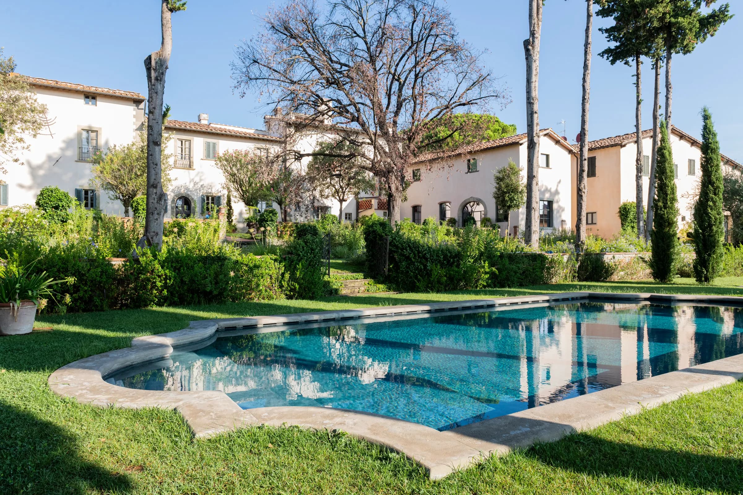 La piscina nel giardino della Villa
